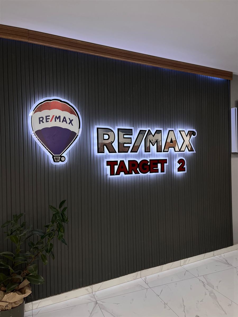 RE/MAX Target ofisinin girişi